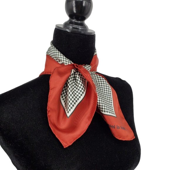 Vintage Silk Scarf Neckerchief Hunter Green Red Houndstooth Hand Rolled 19" - Picture 2 of 7